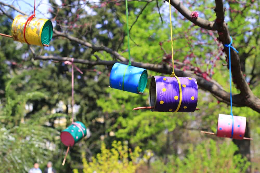 (DIY) How to Make Bird Feeders with Household Items 2 Bird feeders made of old tins