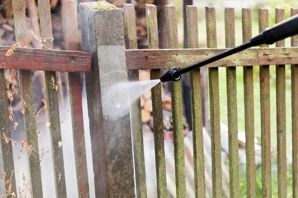 Cleaning dirty fence